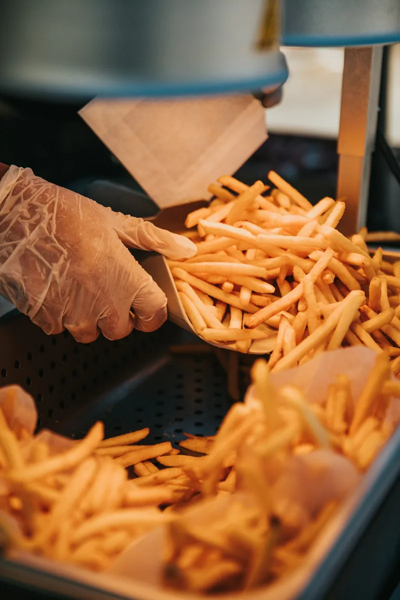 Frites servies en cornet au comptoir
