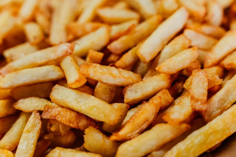 Frites dorées en gros plan